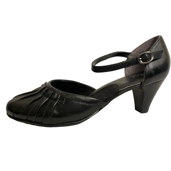 NWT Strictly Comfort Black Mary Jane Ankle Strap Heels Mismatched Size 8.5 & 9 - Picture 1 of 15